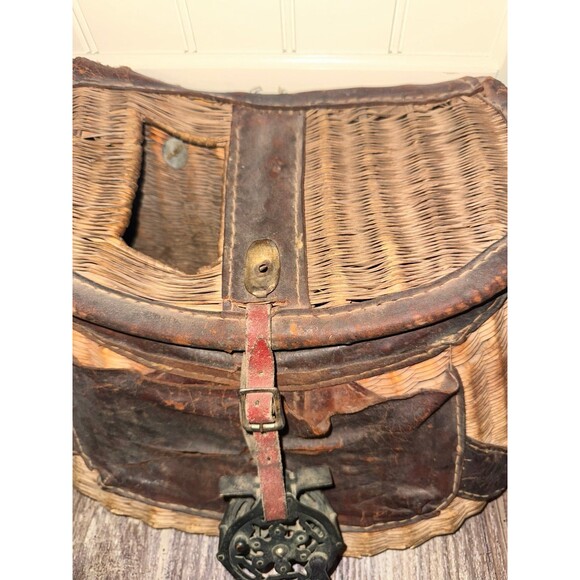 Rare VTG. 1950s Wicker w/ Leather Trim Fishing Creel w/ Antique Brass Fly Reel - Picture 3 of 8
